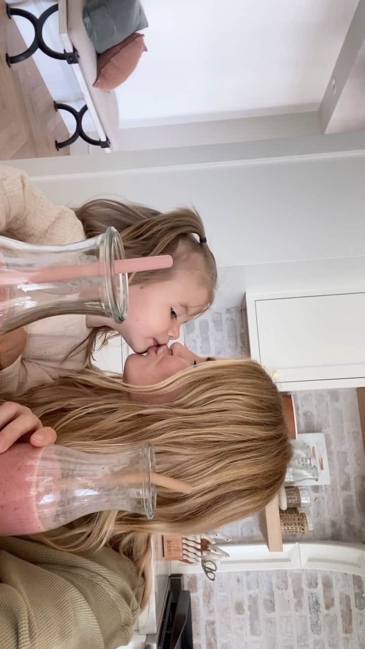 Amber Fillerup Clarkのインスタグラム：「✨turn your phone✨ I’m just the third wheel 🌸 this is the longest video haha idk if anyone will even watch the whole thing but it makes me happy so I’m posting it and also this is the smoothie we drink basically every morning」