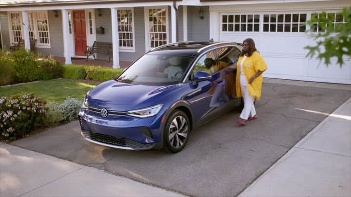 Rettaのインスタグラム：「Hey there Insta-fam, you can personalize your own Volkswagen ID.4 electric SUV in your living room by going to NBC.com/vw. #Ad. In partnership with @vw and @nbc.」