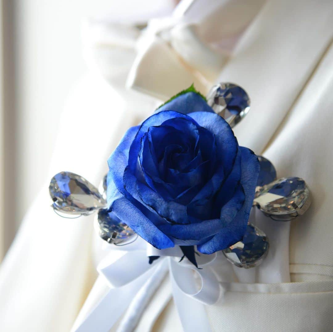 玉木碧さんのインスタグラム写真 - (玉木碧Instagram)「【ウェディングブーケ💐】  プロポーズの時に貰った青い薔薇の花束が嬉しかったので、ウェディングブーケも青い薔薇の花束にしました💙💐  周りにクリスタルが添えられた花束をご紹介いただいて、とても素敵だったので即決しました🤣✨ キラキラに目がない。笑  エルサが作った氷みたいで素敵でした❄️  新郎のブートニアもお揃いの青い薔薇にキラキラ✨  白いドレスとタキシードに良く映える！！  お花は日比谷花壇 @the_hk_wedding で全てやっていただきました！  とても素敵なブーケをありがとうございます🥺✨  ⛪️セルリアンタワー東急ホテルウェディング @wedding_ceruleantower   📷photo @ceruleantower.satophoto   👗dress @atelierange_dress   💐bouquet @hibiya_kadan   👠shoes @jimmychoo   #ブライダル　#結婚　#結婚式　#ウェディング　#bridal #wedding #入籍　#婚約　#プレ花嫁　#花嫁　#新婦　#夫婦  #前撮り　#weddingphoto #weddingdress  #コロナ　#感染対策　#コロナに負けるな  #セントフォース　#フリーアナウンサー　#玉木碧　#松平健太  #ブーケ　#花束　#ウェディングブーケ　#青い薔薇　#薔薇　#クリスタル」5月19日 17時43分 - tamaki_aoi.official