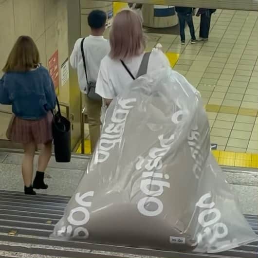 山本 絵里加のインスタグラム：「❔❔❔❔ #yogibo#ヨギボーのある生活 #だいぶシュール🤣 #少し前のOCのヴィジュアルを彷彿とさせる #大荷物と地下鉄の駅」
