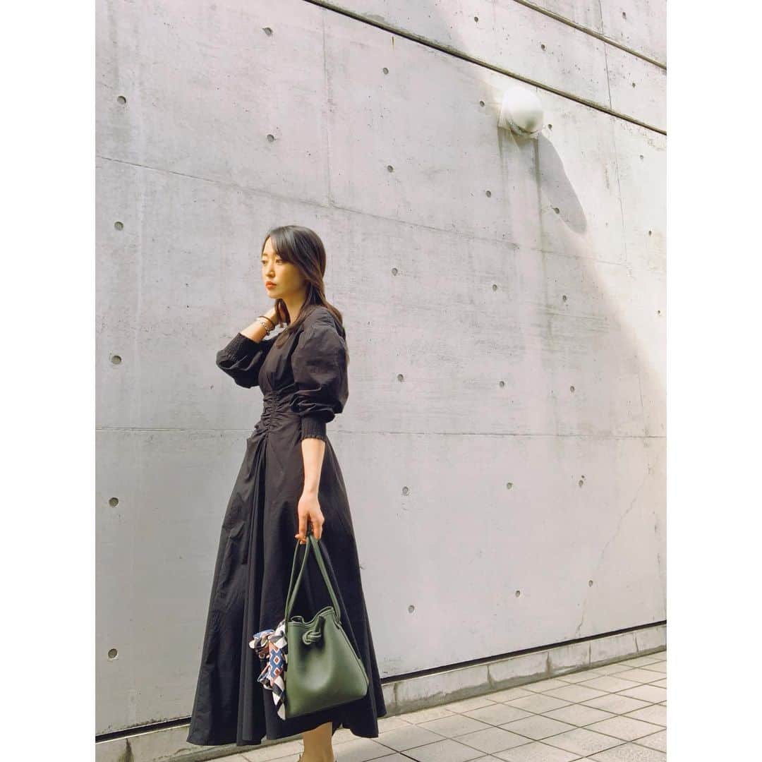 上野なつひのインスタグラム：「可愛いワンピって悩まなくていいしサラッとオシャレに着れる🐥🌱 お友達の @maako_hinahina のブランドのネックレスが合わせやすくてお気に入り☺️  初の鍼治療に行ってきたよ！☘️ 凄いね、あれ！効果絶大！ エラの筋肉？歯の食いしばり強かったんだけど鍼で柔らかくしてもらったらスッキリしたし食いしばりが緩和された🥺👏 アンド日に日に顔がスッキリして痩せていく！！すごすぎて感動😍肩こりもあるって言ったら頭と肩と首もやってくれて血流良くなって顔がほんのり赤い！ストレートネックだから疲れやすいらしい💦 緩和ケアの先生だから安心だった！  @fuku_total_body_maintenance  ありがとうございました👏」