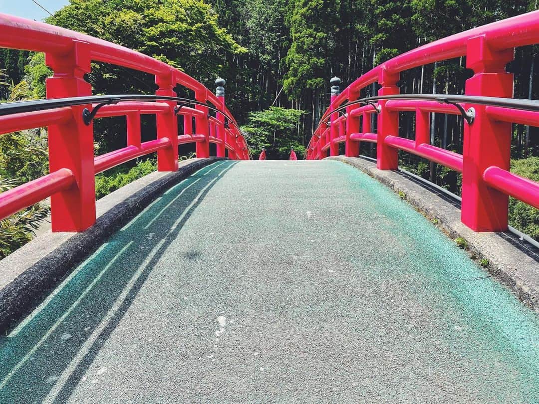萩原悠さんのインスタグラム写真 - (萩原悠Instagram)「. 緑や青空の中にある赤い橋。 赤がとても映える。 どこかワクワクするし どこか落ち着くし。 橋の上からみる景色もまた良きで。」5月19日 18時35分 - yu.hagiwara_official