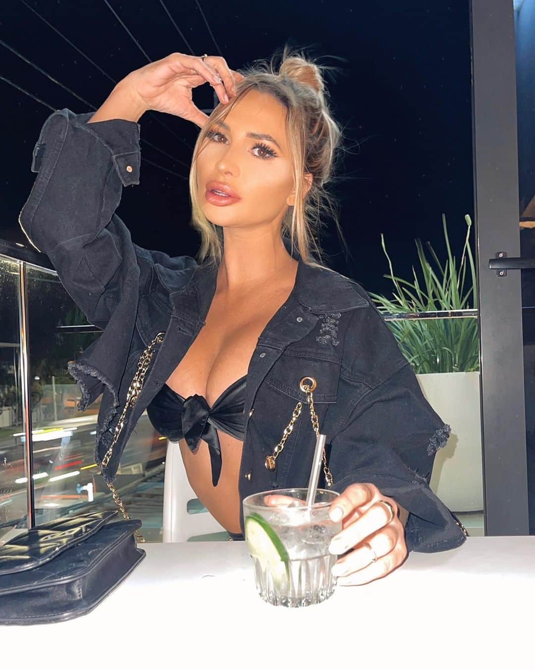 Rosanna Arkleさんのインスタグラム写真 - (Rosanna ArkleInstagram)「Kinkyyyyy 😜🙊 Dining in the Dark.. Such a fun night at @missmee.goldcoast - Way to awaken all your senses while you eat.. @zanehouia01 and I were in fits the whole time! highly recommend.. Check the stories for some snippets haha 🐼」5月19日 19時13分 - rosannaarkle