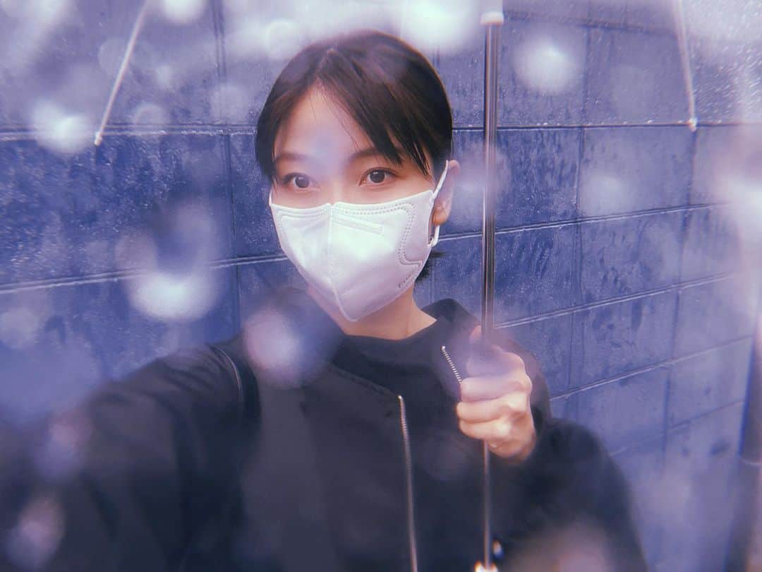 横山由依のインスタグラム：「雨の日☔️☔️☔️」