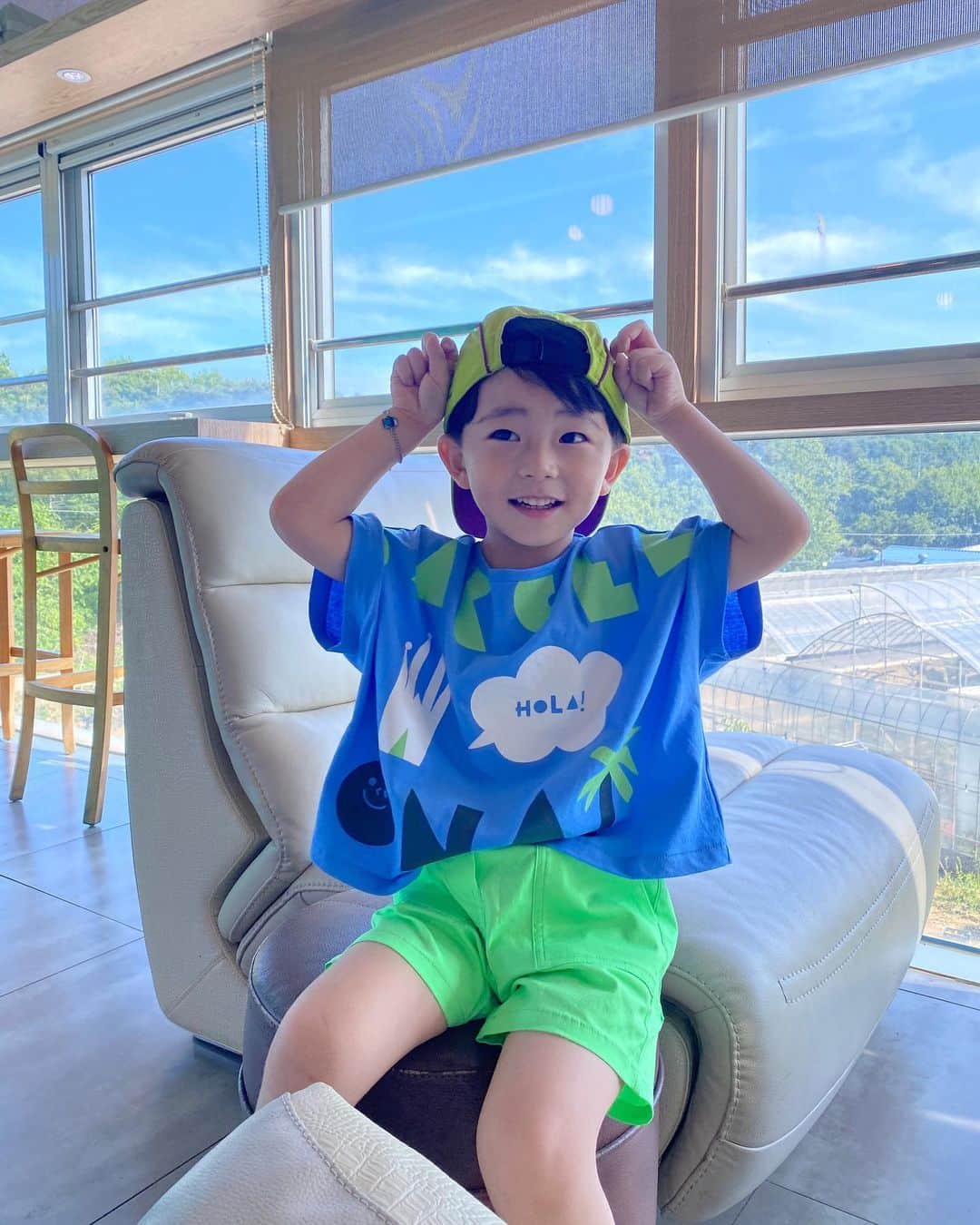 ウンチェのインスタグラム：「. 막내는 그냥 사랑💙💚 (고로 뜽유는 그냥 사랑)  #ootd #보보트리 #bobotree #아들스타그램 #육아스타그램」