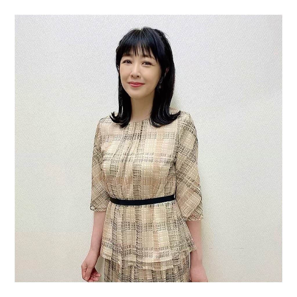 菊池桃子さんのインスタグラム写真 - (菊池桃子Instagram)「*  【出演情報】  📺 朝日放送テレビ「ポツンと一軒家」 　2021年5月23日(日) 19:58〜20:56 　  #出演情報 #朝日放送テレビ #ポツンと一軒家 #衣装 #DAKS #菊池桃子 #momokokikuchi #staff」5月19日 19時40分 - momoko_kikuchi_official