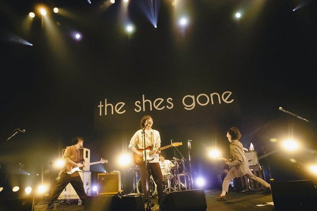the shes goneのインスタグラム：「【📢スペシャルニュース📢】  4/25「シズゴの日」 中野サンプラザのライブ映像を なんと！ YouTubeにて無料配信決定🎉  詳細は後日お知らせいたします。 お楽しみに♪ #シズゴ #theshesgone #シズゴの日」