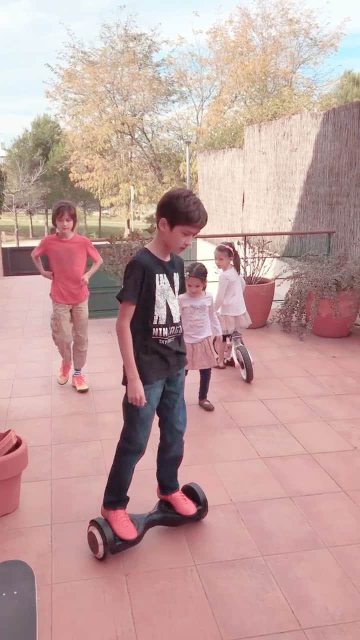 のインスタグラム：「今日の動画は引っ越しの準備でうちの今の状態を昔の思い出動画と紹介してます！  どれ持ってくかダディと決めてるんだけどダディ、家の中のものが誰のか知らなさすぎてキレそうでした😂  6年住んだこの家、思い出が多すぎて😭😭😭  #りありこチャンネル  #引っ越し #思い出  @kaikai221 @im_kazu_boys  @lowcostailerons」