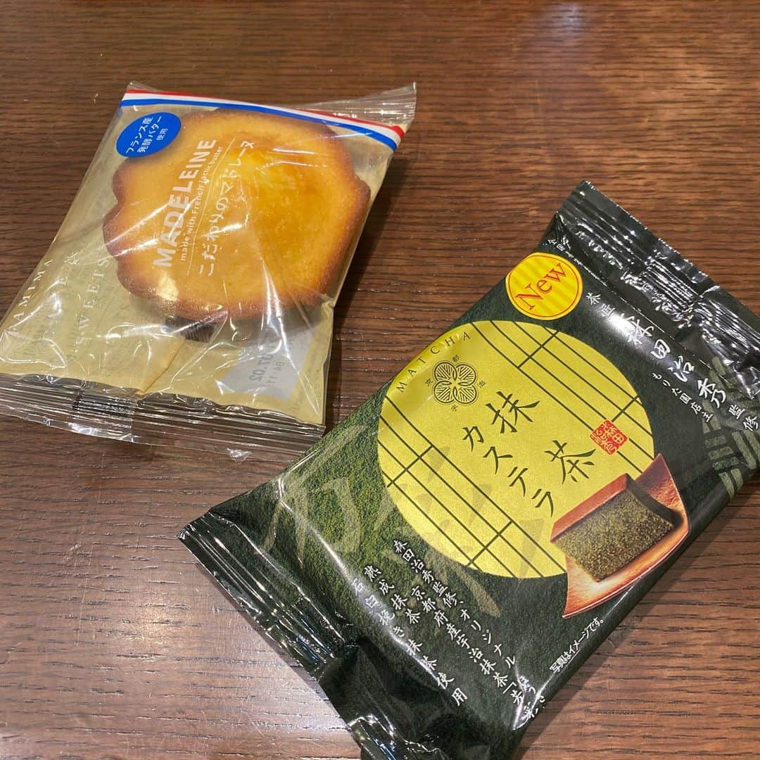渋谷恭子さんのインスタグラム写真 - (渋谷恭子Instagram)「毎日食べたいスイーツ🍰🍮🍨  本気のダイエットの時は完全にやめるようにするけど #ゆるダイエット の時は食べるものと食べる時間に気を付けながらスイーツを食べてます。  スイーツは我慢し過ぎた反動から爆食いする方が私的には怖い😱  　 コンビニで買うとしたら脂質が少ないカステラを選ぶことが多いかな…  同じくらいの大きさで比べてみると… カロリーは ♦︎抹茶カステラ…113kcal ♦︎こだわりのマドレーヌ…238kcal  脂質は、抹茶カステラ1.4gなのに対して、マドレーヌは14.3g‼️ 10倍なんだよね😵  糖質は抹茶カステラ22.0gで、マドレーヌ24.0g！  私は脂質とり過ぎちゃうタイプだから、洋菓子より脂質少なめの和菓子を選ぶことが多いなぁ😋  後は遅い時間はやめて、午前中〜15時くらいまでに食べるようにしてるよ✨  #ダイエットおやつ #コンビニスイーツ #スイーツ #おやつ #sweets #ダイエット #ダイエット中 #公開ダイエット #ファミリーマート #ファミマ」5月19日 20時14分 - kyoko.86