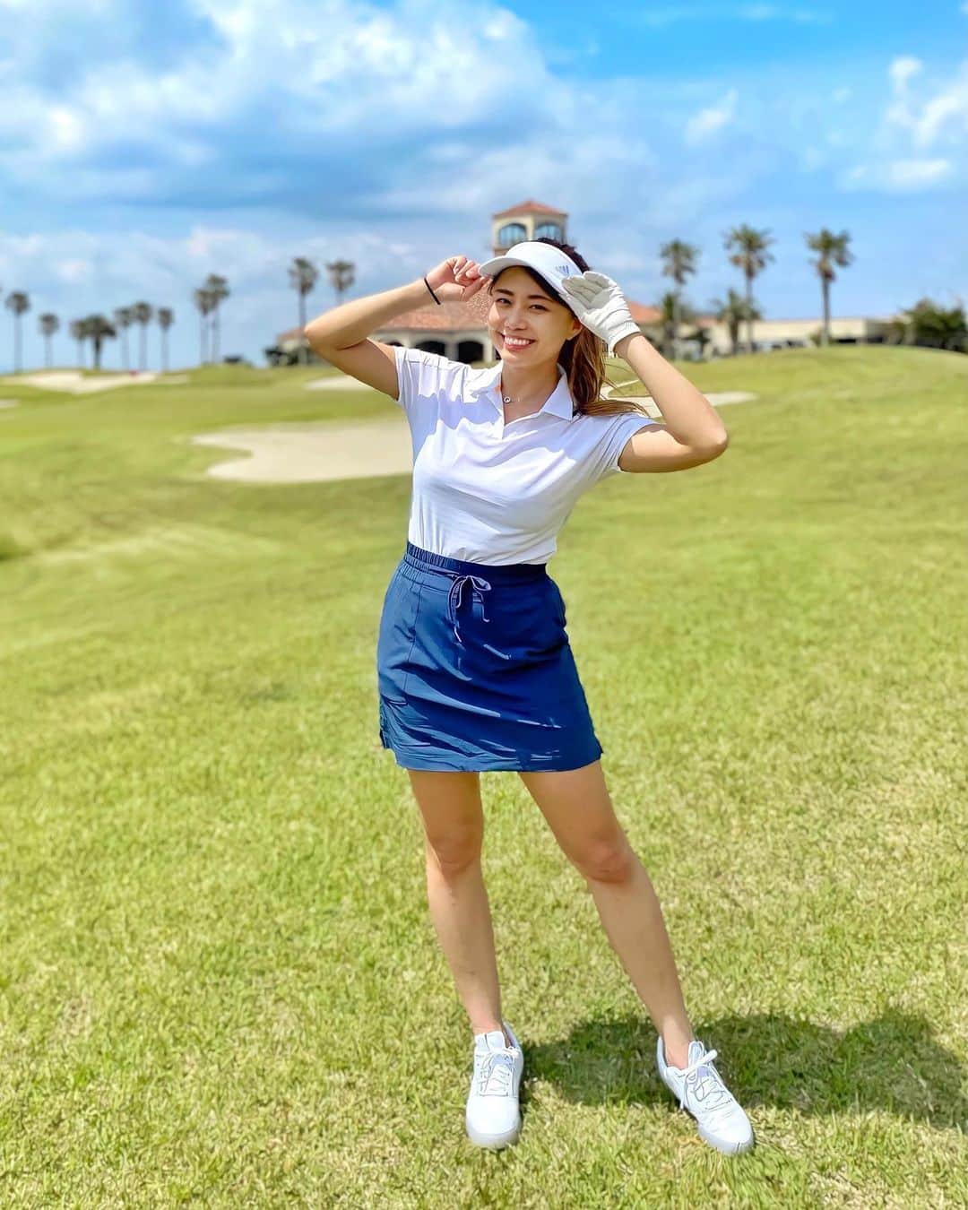 のインスタグラム：「こんばんは⭐️ . この前のまりなちゃんとラウンドした時のコーデ💙🤍 頭から足までオール @adidasgolf  . シンプルもいいよね💓😌 眩しすぎて目が開いてないけど、ロケーション最高だったから載せる🤩 . ちなみにこのゴルフ場は千葉だよ〜😆 . 今日も1日お疲れ様でした❤️ .  #ゴルフ#ゴルフ女子#golf#golfgirl#golfswing#ゴルフスイング#sports#スポーツ#スポーツ女子#골프#골프여자#尔夫球#高尔夫#ゴルフウェア#golfwear」