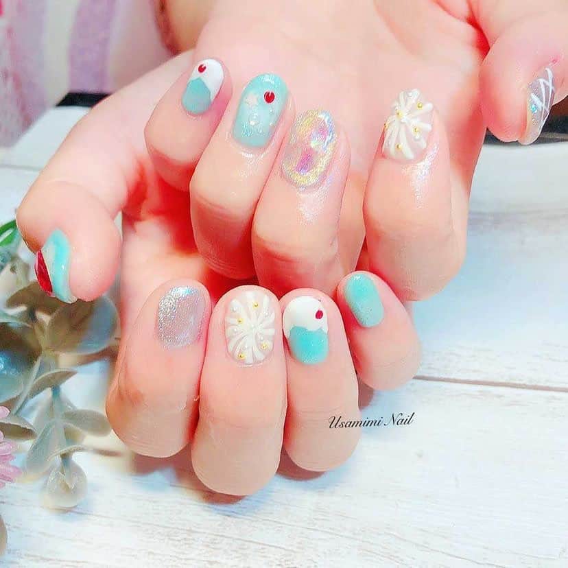 服部彩香のインスタグラム：「今月の【@us.a.mimi】さんネイル🐰 クリームソーダが今回のメインテーマドリンク🍹 今回も大好きなキラキラ沢山詰め込んで頂きました⭐ いつもわがまま沢山のデザイン叶えてもらってありがとうございます💓 . #クリームソーダネイル #涙ネイル #マグネットネイル #ネイル  #ネイルデザイン #ジェルネイル #うさみみネイル  #モデル #被写体 #グラドル #恵比寿ネイル  #渋谷ネイル  #東京ネイルサロン  #美容サロン #kkマーク」