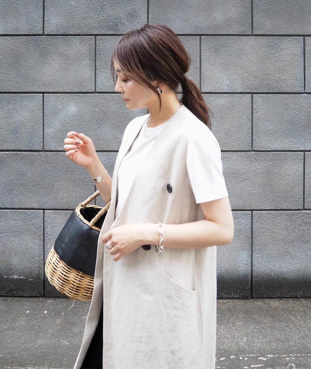 yoko178loveさんのインスタグラム写真 - (yoko178loveInstagram)「#coordinate  梅雨に入ってから 私のくせ毛レーダーがずっと 反応している日々☂️  朝のアレンジが外に出た瞬間に 無かったことになる😑無念。  コーデは着回し✨ ジレは数年前から愛用のもの。 断捨離しても残したい一枚☺︎  gilet  #dresslave  T-shirt  @sloane.jp  pants  @uniqlo_jp  shoes  @nicolaslainas_jp   #sloane #スローン #白t #ジレ#uniqlo #ユニクロ #スキニーデニム #カゴバッグ #大人カジュアル #casualstyle #夏コーデ」5月19日 20時26分 - yoko178love