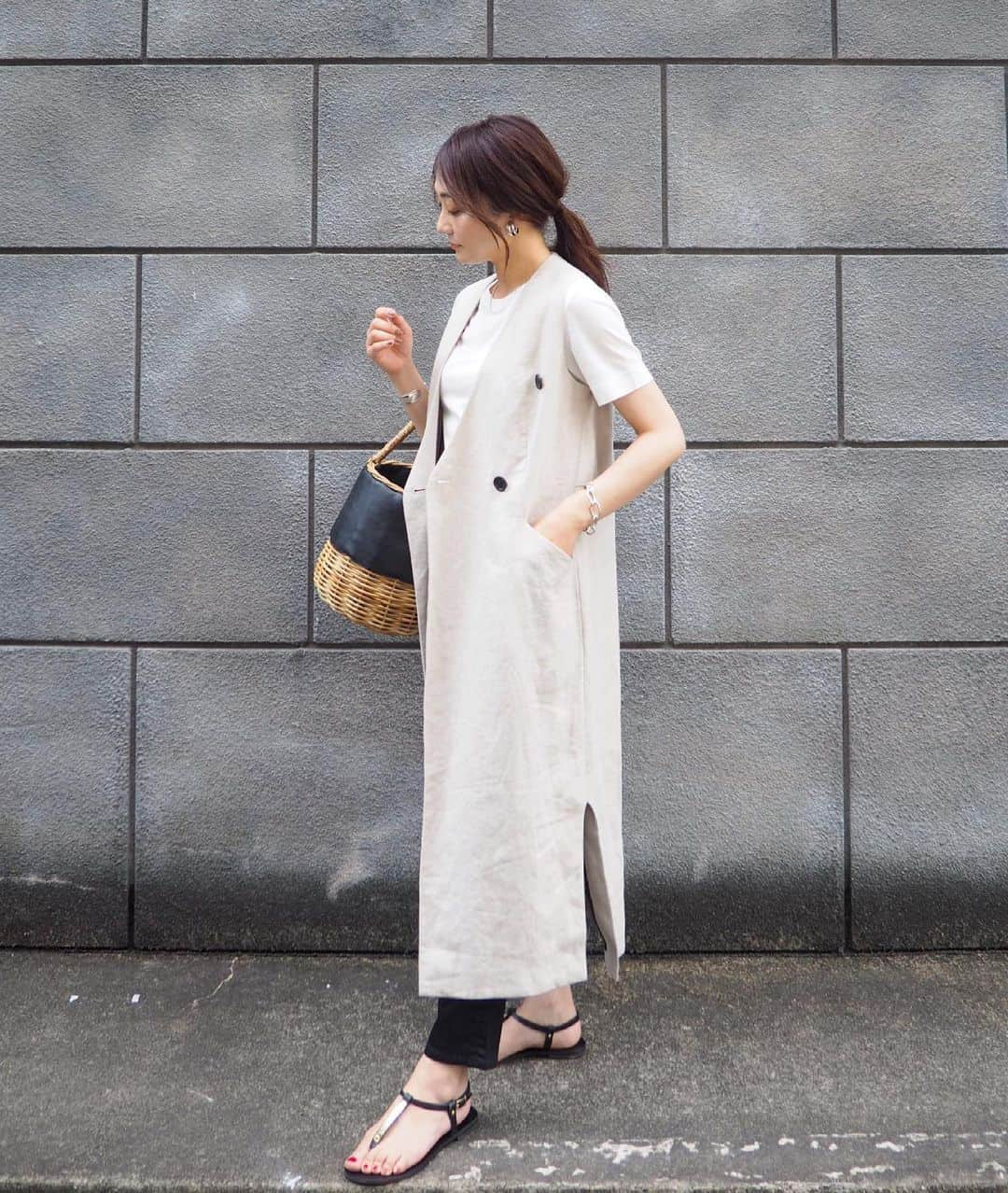 yoko178loveさんのインスタグラム写真 - (yoko178loveInstagram)「#coordinate  梅雨に入ってから 私のくせ毛レーダーがずっと 反応している日々☂️  朝のアレンジが外に出た瞬間に 無かったことになる😑無念。  コーデは着回し✨ ジレは数年前から愛用のもの。 断捨離しても残したい一枚☺︎  gilet  #dresslave  T-shirt  @sloane.jp  pants  @uniqlo_jp  shoes  @nicolaslainas_jp   #sloane #スローン #白t #ジレ#uniqlo #ユニクロ #スキニーデニム #カゴバッグ #大人カジュアル #casualstyle #夏コーデ」5月19日 20時26分 - yoko178love