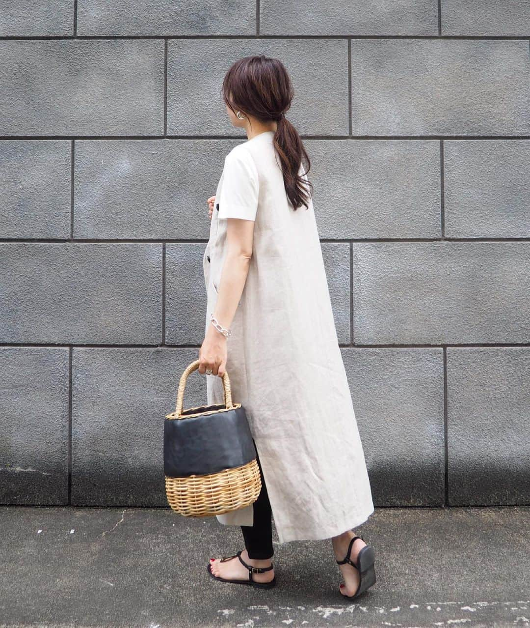 yoko178loveさんのインスタグラム写真 - (yoko178loveInstagram)「#coordinate  梅雨に入ってから 私のくせ毛レーダーがずっと 反応している日々☂️  朝のアレンジが外に出た瞬間に 無かったことになる😑無念。  コーデは着回し✨ ジレは数年前から愛用のもの。 断捨離しても残したい一枚☺︎  gilet  #dresslave  T-shirt  @sloane.jp  pants  @uniqlo_jp  shoes  @nicolaslainas_jp   #sloane #スローン #白t #ジレ#uniqlo #ユニクロ #スキニーデニム #カゴバッグ #大人カジュアル #casualstyle #夏コーデ」5月19日 20時26分 - yoko178love