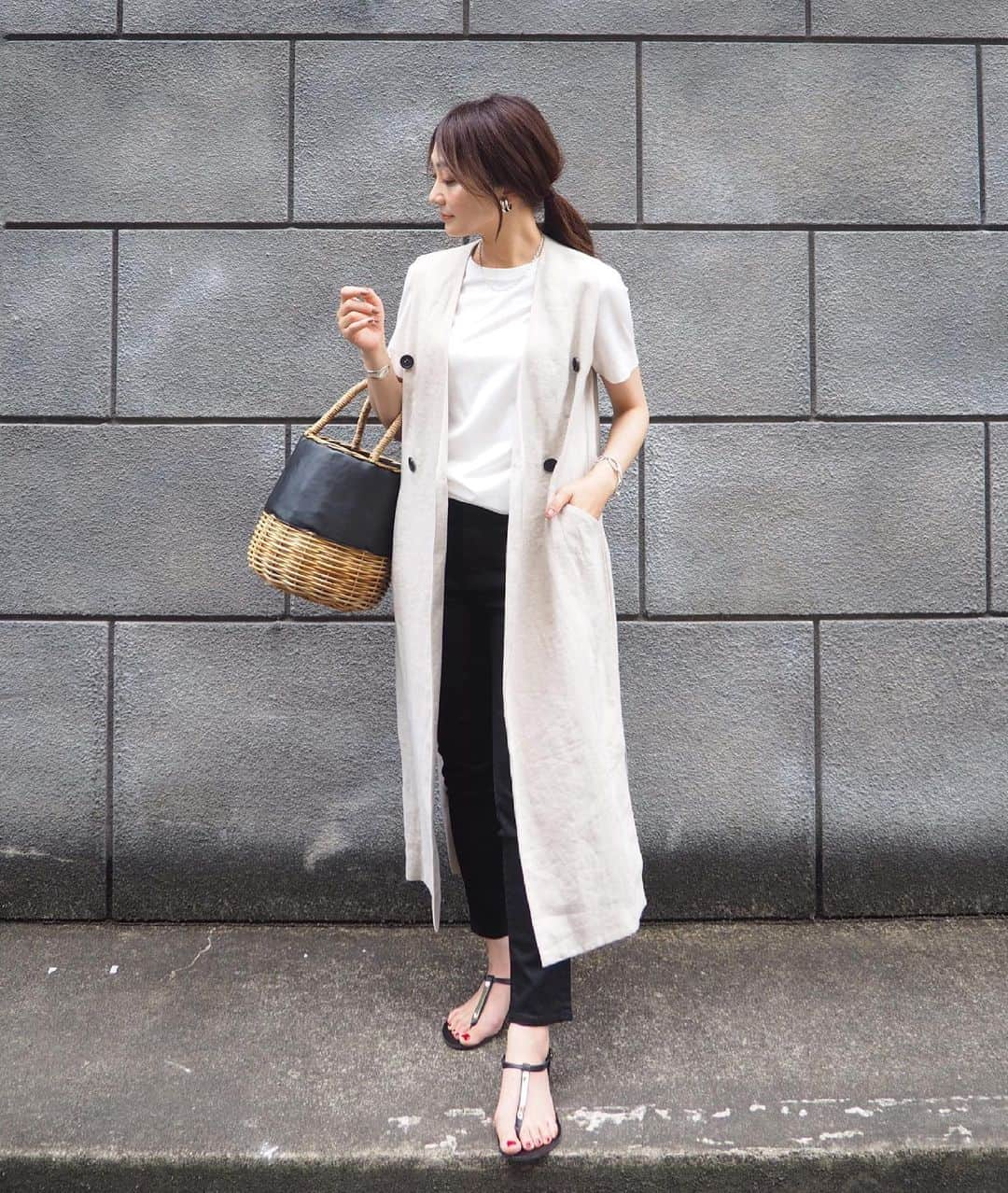 yoko178loveさんのインスタグラム写真 - (yoko178loveInstagram)「#coordinate  梅雨に入ってから 私のくせ毛レーダーがずっと 反応している日々☂️  朝のアレンジが外に出た瞬間に 無かったことになる😑無念。  コーデは着回し✨ ジレは数年前から愛用のもの。 断捨離しても残したい一枚☺︎  gilet  #dresslave  T-shirt  @sloane.jp  pants  @uniqlo_jp  shoes  @nicolaslainas_jp   #sloane #スローン #白t #ジレ#uniqlo #ユニクロ #スキニーデニム #カゴバッグ #大人カジュアル #casualstyle #夏コーデ」5月19日 20時26分 - yoko178love