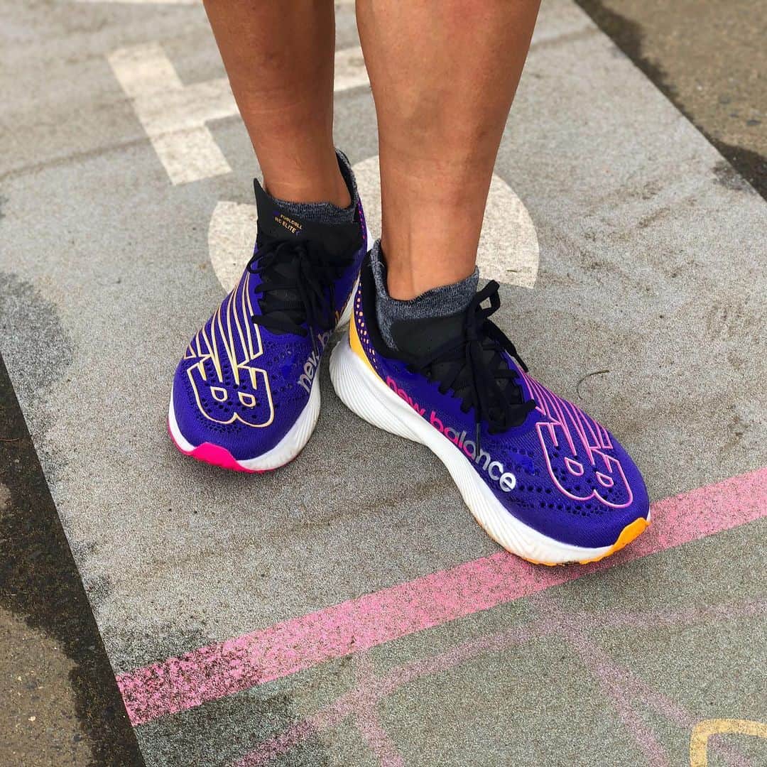 佐野千晃のインスタグラム：「NBの新作 Fuelcell RC ELITE V2！！！﻿ ﻿ オレンジとピンクのバイカラーで可愛い靴👟﻿ ﻿ 5/21先行予約！5/28一般発売！🥺﻿ ﻿ ﻿ そしてそして二子玉川の河川敷で﻿ ﻿ TAMAGAWA FKT﻿ BY RIVERSIDE MICRO RACE をやっているので参戦してきました！﻿ ﻿ 1マイル(1.6km)のオンラインレース！(意外に長い)﻿ ﻿ STRAVAってゆーアプリでタイムを競うんだよ！﻿ ﻿ あたしは走った直後は15位だった、、、タイムはYouTubeにあがるから楽しみにしててね🤤(アプリ見たらバレる)﻿ ﻿ 好きな時間に好きなタイミングでレースに参加できるから二子玉川の河川敷に是非行ってみてね！！﻿ ﻿ #run #running #marathon #フルマラソン #マラソン #マラソン女子 #人生自由自在 #走る女子 #ファッション #ウェア #楽しく走る #ランニング #ジョギング #NB #シューズ」