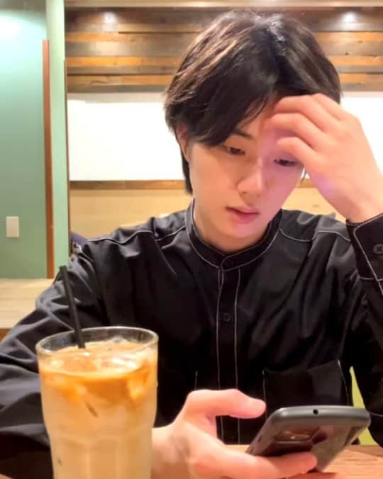 外山将平のインスタグラム：「髪の毛  ちょろ毛がきになる😑  #camera#movies #ポートレート#外山将平#役者#俳優#今日の外山 #黒髪#fashion#韓国#韓国ファッション#韓国男子#春コーデ#黒シャツコーデ#ブラックコーデ#팔로우미 #팔로우#カフェ休憩#cafe」