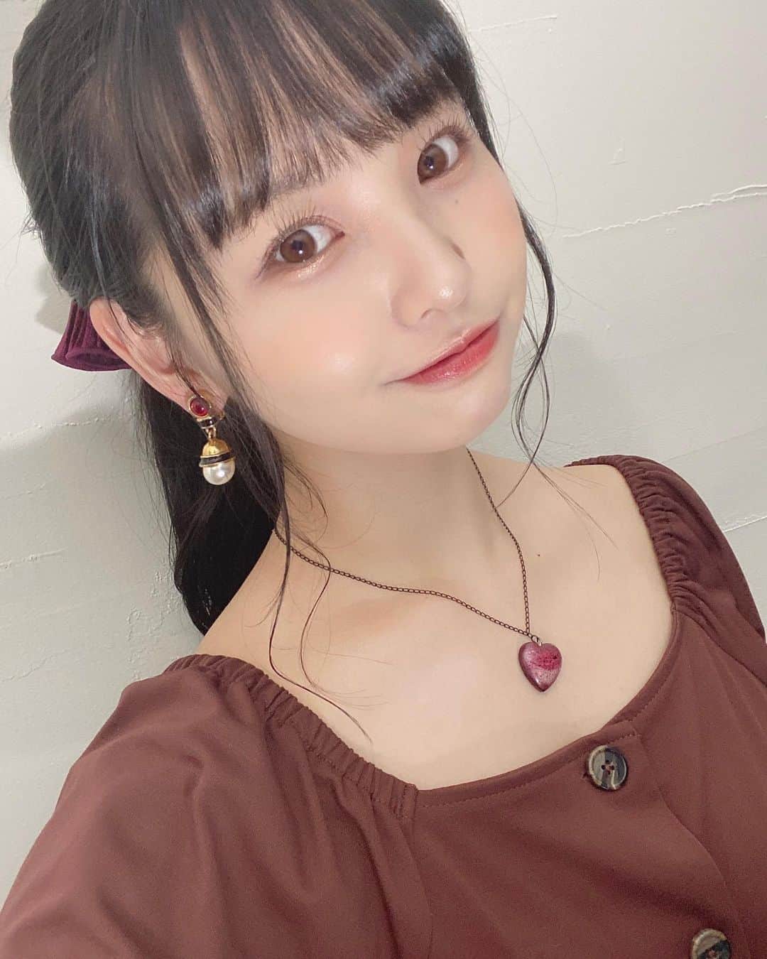 本郷柚巴のインスタグラム：「ポニーテールが一番楽ちん😌✨  #ポニーテール  #赤  #ワンピース」