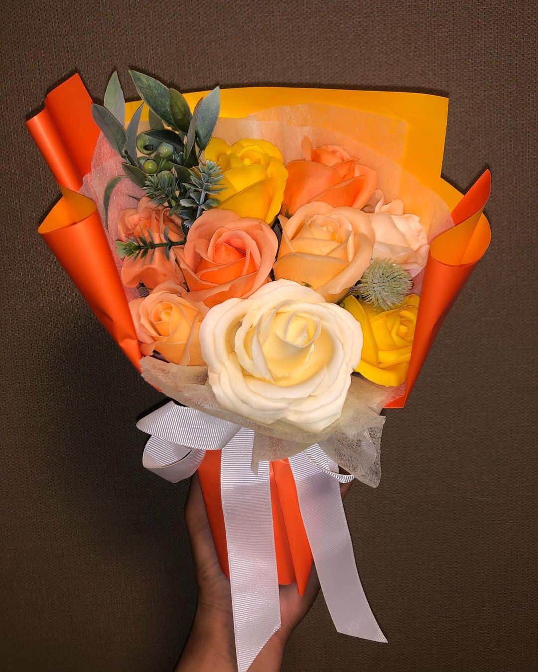 大里桃子さんのインスタグラム写真 - (大里桃子Instagram)「☺︎ 素敵なお花とケーキを頂きました😭❤️ お花はシャボンフラワーで石鹸の良い香りがします🥰 サプライズありがとうございました！ そして実家やマネジメントにも沢山のお祝いのお花が届いているみたいです。 本当にありがとうございます😌 #スポーツインダストリー #ブリヂストンゴルフ」5月19日 21時07分 - chanmomo810