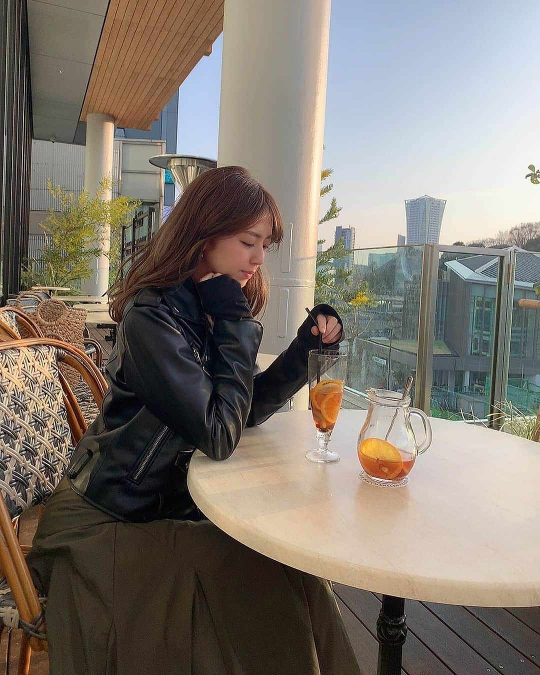加田穂乃華のインスタグラム：「🙂🍹 すこーし前の写真ですが、、 お友達とテラスでカフェした日♪  フルーツティーが可愛くて美味しかった🍊  #原宿 #cafe #テラスカフェ #原宿カフェ」