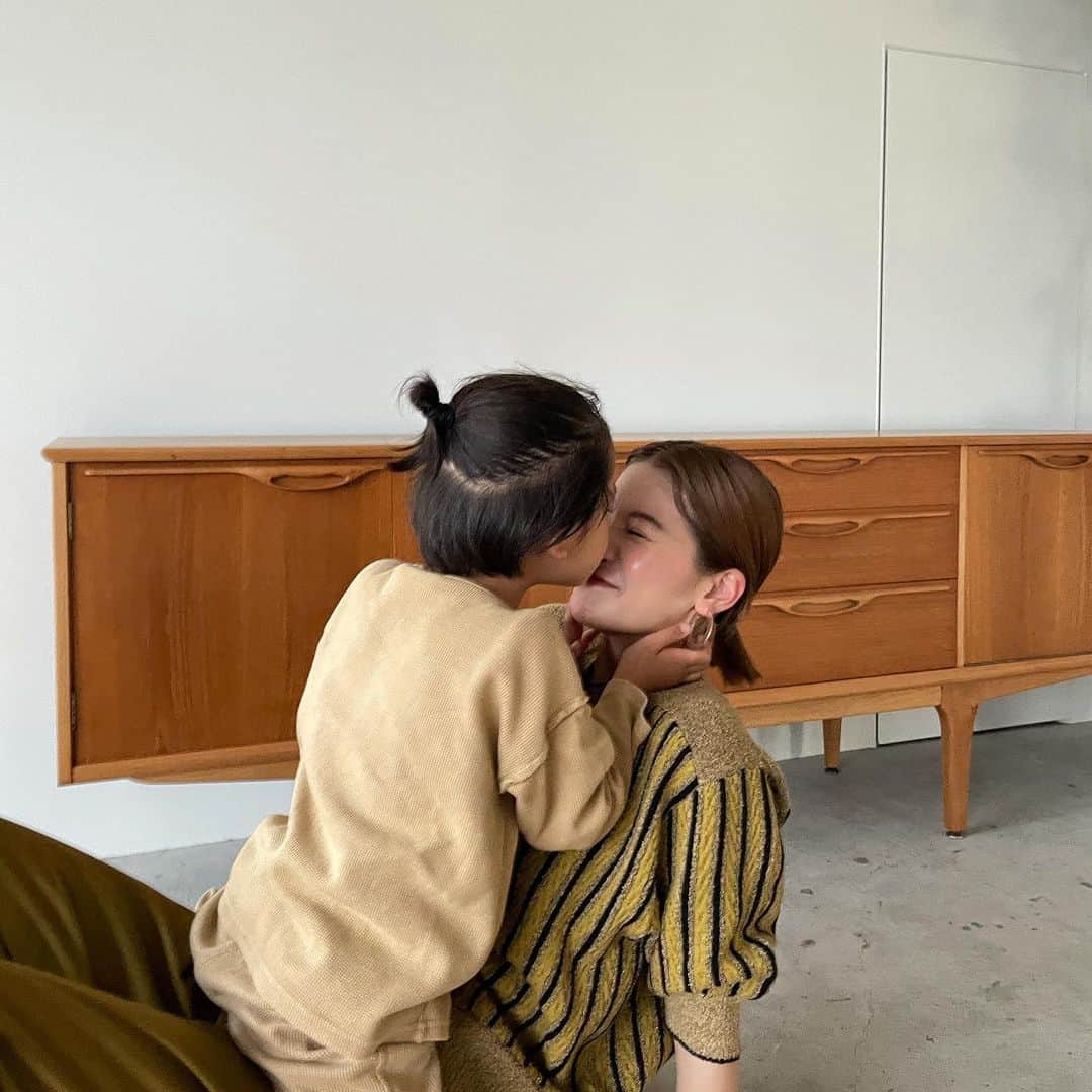 松本恵奈さんのインスタグラム写真 - (松本恵奈Instagram)「今日はキス魔に襲われました💋👦🏻撮影あるのにメイク崩れまくりです。笑」5月19日 21時47分 - ena1123