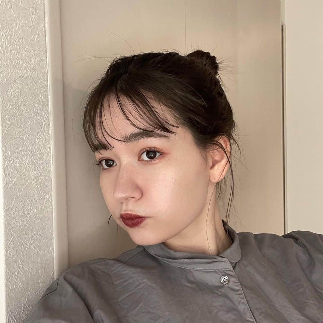 加藤愛里クリスティーナのインスタグラム：「私のおめいく  下地 @larocheposayjp  昔からこれ！ YouTubeでも散々載せてるやつずっと使ってる！  ファンデ @osaji__  ニュアンススキンエフェクター02 目の下にちょんちょんってやる感じ 肌に優しいから、これ使ってから肌荒れ少し減った！ カバーというより艶感が出るって感じ！  マスカラ @fasio.official  私はロングよりボリューム派！ もうファシオのマスカラしか使えないってくらい大好きでたまらない。 一生ファシオ卍って感じ。わら  リップ @beccacosmetics  色はチョコレートって色。 私は海外で買ったんだけど、多分探したらネットにもあると思う！  沢山の方が最近のメイク動画にして欲しいって言ってくださってるのに なかなか撮れてないから… 取り急ぎインスタでの紹介でした🥺❤️」