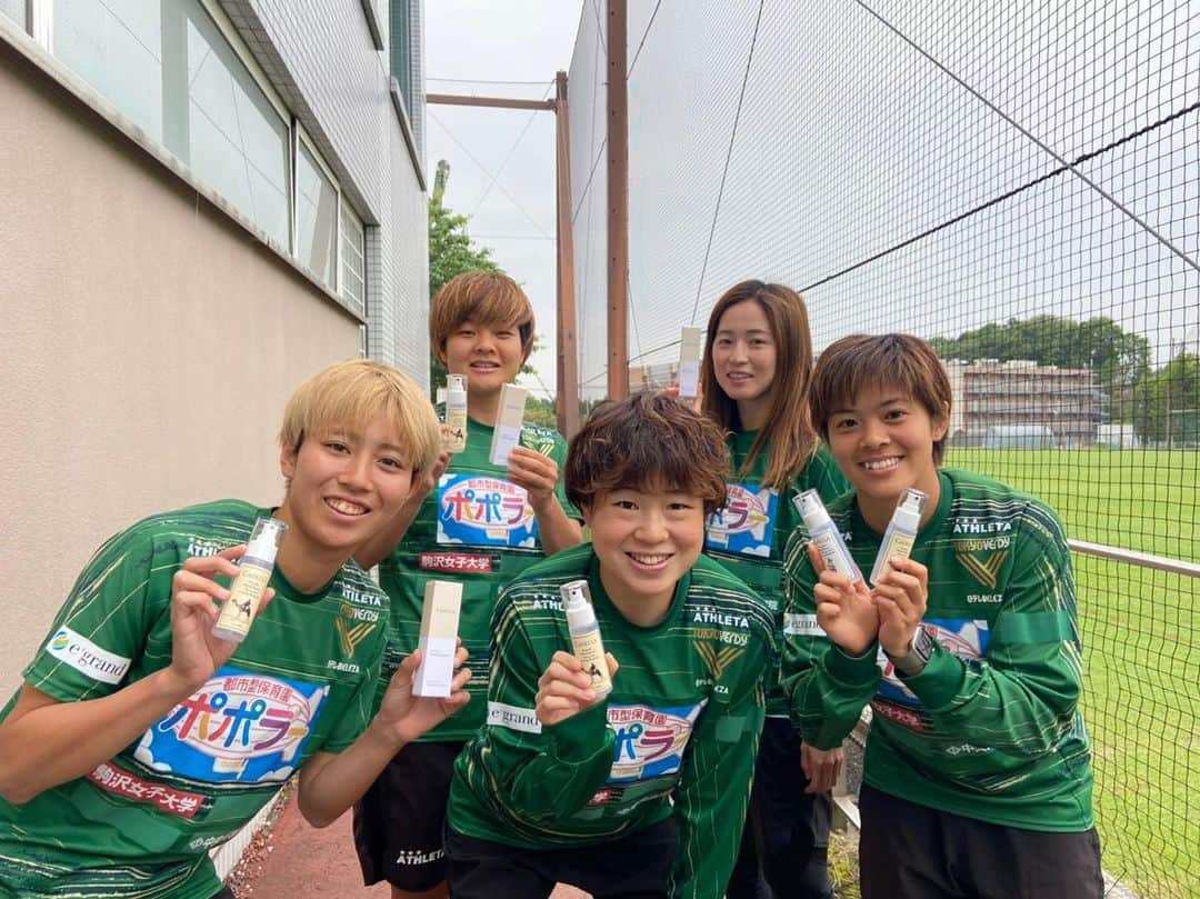 清水梨紗のインスタグラム：「. りかこの知り合いの方から除菌スプレーいただきました！！  除菌スプレーなのにすごくいい匂いでとても使いやすいです🍋🍊🌿  興味ある方はぜひ見てくださーい http://handb.jp/  #caolila」