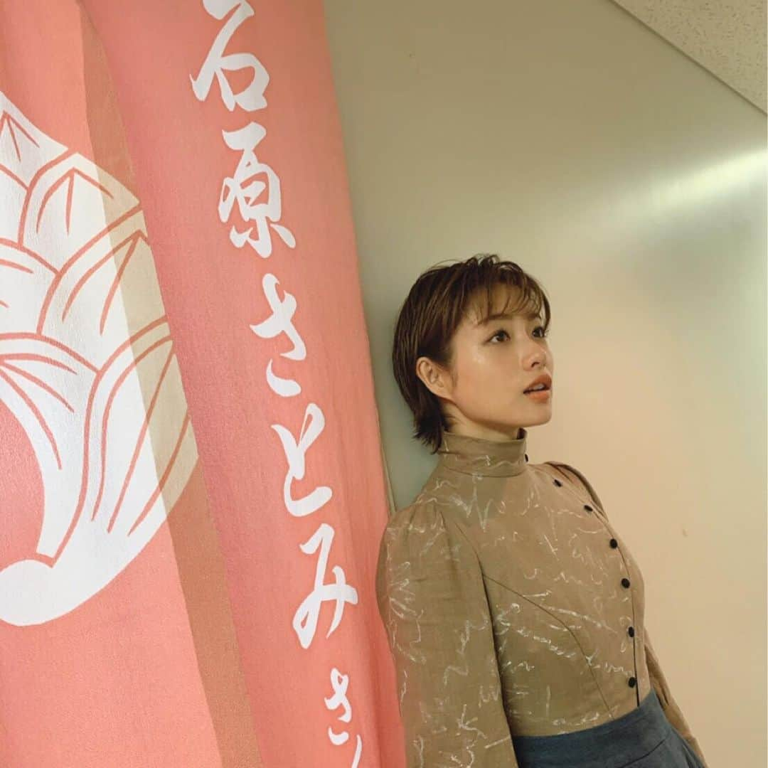 ホリプロ Actorさんのインスタグラム写真 - (ホリプロ ActorInstagram)「#石原さとみ  #はじめての #はじめてのショートヘア #彩の国シェイクスピアシリーズ最終作 #舞台終わりよければすべてよし上演中 #休演日は7年連続サントリー始球式 #斎藤雅樹選手 #少しでも楽しい時間のお役に立てますように #幸せな筋肉痛 #さとみさん準備が驚くほど早いのですが #髪切ってさらに早くなりました…！ #byマネージャー  #photo #photogrphy #followme #photooftheday #instagood #恋ぷに」5月19日 22時00分 - horipro_official_actor