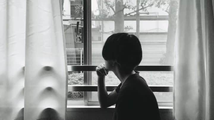 見田村千晴のインスタグラム：「【MV公開】  私が詞を書くのはいつだって、孤独に飲み込まれそうになることに抵抗するためだ。  演出：吉田ハレラマ @harerama0526   ▼フルサイズで見てください。  見田村千晴 - 記す Music Video youtu.be/05l9k-2_AN0 @YouTubeより」