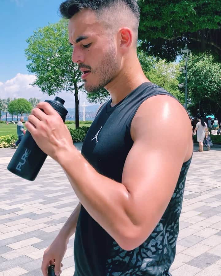 Kam Wai Suenのインスタグラム：「Enjoying this beautiful weather with a morning workout and a panoramic view of Hong Kong. Can’t wait to enjoy this view with the coming opening of the new @purefitnessofficial ‘s location @k11musea  #pureyoga #purefitness #morningworkout #hiitworkout #k11musea #fitnessjourney #fitnesshk #lifestyleblogger」