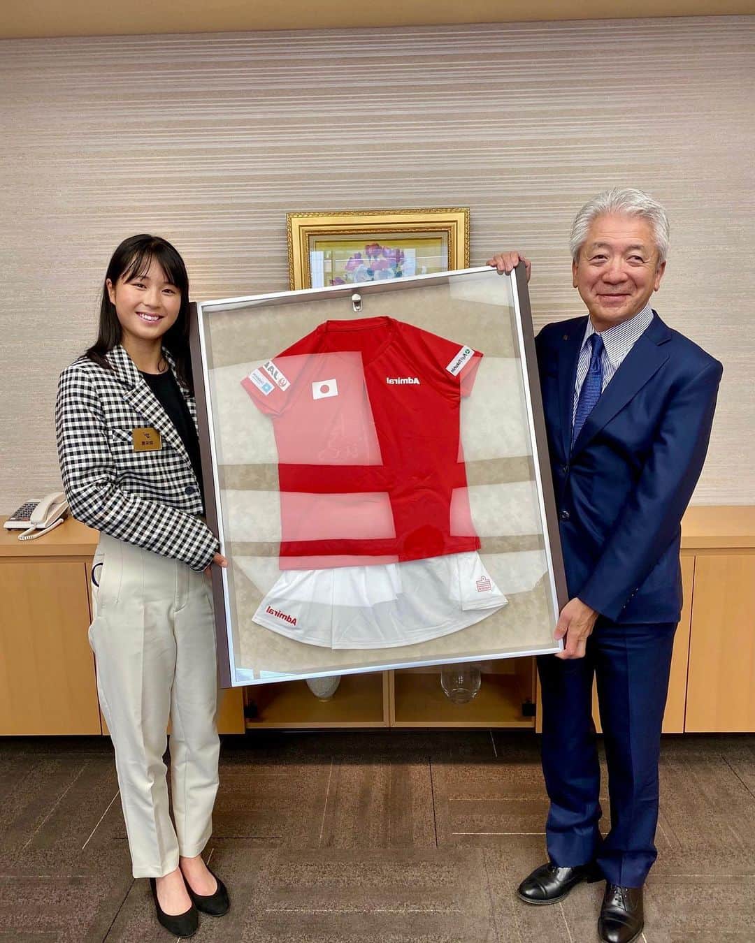 佐藤久真莉さんのインスタグラム写真 - (佐藤久真莉Instagram)「私にテニスウェアをご提供してくださる、「豊田通商株式会社」様へご挨拶に伺わせて頂きました。﻿ ﻿ 加留部会長、貸谷社長、米永様、繊維事業部の皆さま…大変な社会情勢の最中、いつも応援本当にありがとうございます。 (写真撮影は10秒間息を止めて行いました)﻿ ﻿ 今後も良いご報告が出来るよう頑張ります！﻿ ﻿ ﻿ #撮影の時だけマスク外してます﻿ #テニス ﻿ #テニス女子﻿ #テニスウェア ﻿ #プロテニスプレイヤー ﻿ #スポーツ ﻿ #スポーツウェア ﻿ #スポーツ女子 ﻿ #武内総合会計﻿ #富士薬品 ﻿ #アドミラルアスレ﻿ #吉田歯科クリニック ﻿ #ヨネックス ﻿ #professionaltennis ﻿ #tennis ﻿ #tennisgirl ﻿ #tennisplayers ﻿ #sports ﻿ #admiralathletics」5月19日 22時29分 - himarisato_official