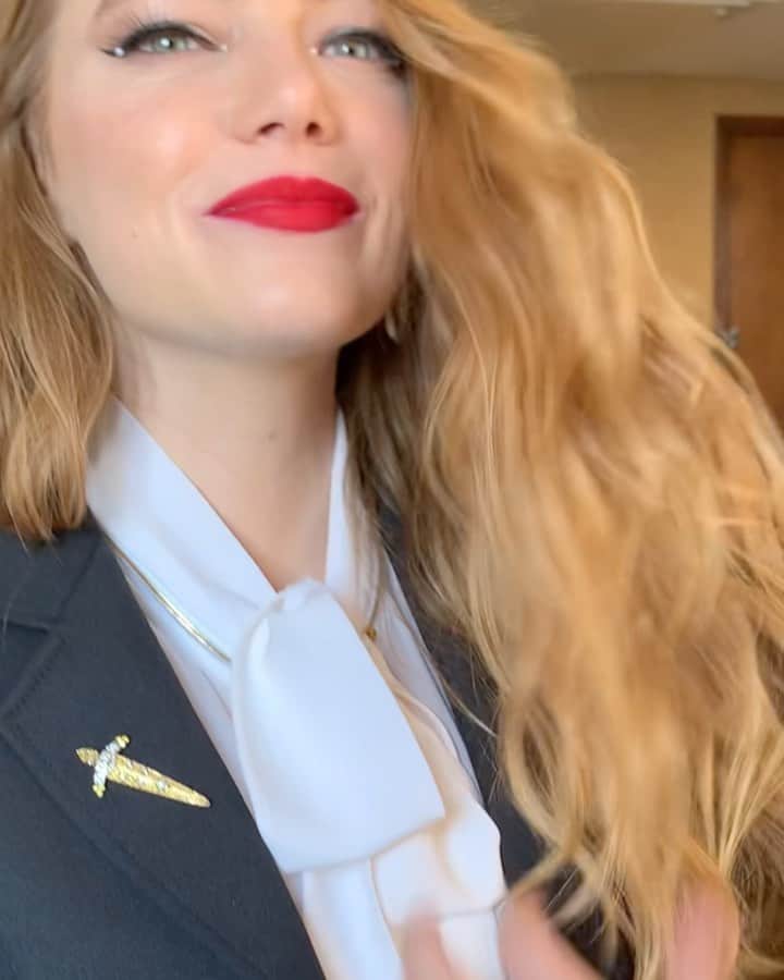 マラ・ロザックのインスタグラム：「💋Cruella! Cruella! This beauty #EmmaStone getting final touch ups with @rozhair styling oil before walking out the door for her premiere. #emmastone #rozhair」