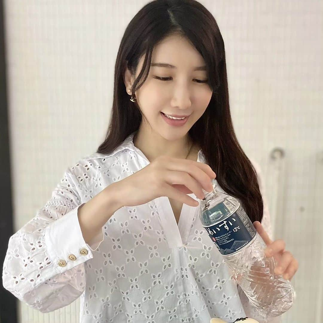 亜里沙さんのインスタグラム写真 - (亜里沙Instagram)「@jkkwater 是好喝的熊本水💫 熊本在日本的九州，我的出身的福岡也在九州🇯🇵 喝起來順口好喝😋💓 喝好喝的水，可以喝更多💛 （這是回日本前在台北拍的照片☕️  #世界會OK起來 #日本名水13度C #熊本熊 #火山泉水 #全聯 #鍺鍶鉬釩  日本に戻る前、台北のカフェで撮った写真☕️ 台湾は夏は暑くて喉が乾きやすいので、 よくお水を持ち歩いてます✊🏻 やっぱりお水は美容と健康のためにも たくさん飲んだ方がいいと言われておりますが、 めいすい　は口当たりが柔らかくて美味しくて たくさん飲めちゃいます😋 なにより台湾でもネットで購入して熊本のお水が 飲めるのが嬉しいという💕 お水の味で飲める量も全然変わりますよねっ💫」5月19日 23時07分 - alisa_0302