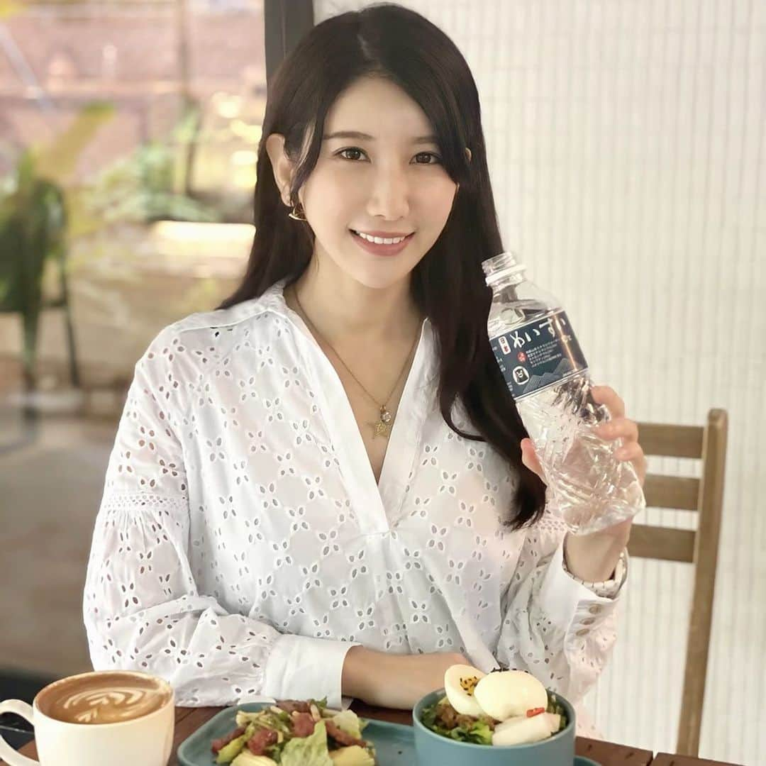 亜里沙さんのインスタグラム写真 - (亜里沙Instagram)「@jkkwater 是好喝的熊本水💫 熊本在日本的九州，我的出身的福岡也在九州🇯🇵 喝起來順口好喝😋💓 喝好喝的水，可以喝更多💛 （這是回日本前在台北拍的照片☕️  #世界會OK起來 #日本名水13度C #熊本熊 #火山泉水 #全聯 #鍺鍶鉬釩  日本に戻る前、台北のカフェで撮った写真☕️ 台湾は夏は暑くて喉が乾きやすいので、 よくお水を持ち歩いてます✊🏻 やっぱりお水は美容と健康のためにも たくさん飲んだ方がいいと言われておりますが、 めいすい　は口当たりが柔らかくて美味しくて たくさん飲めちゃいます😋 なにより台湾でもネットで購入して熊本のお水が 飲めるのが嬉しいという💕 お水の味で飲める量も全然変わりますよねっ💫」5月19日 23時07分 - alisa_0302