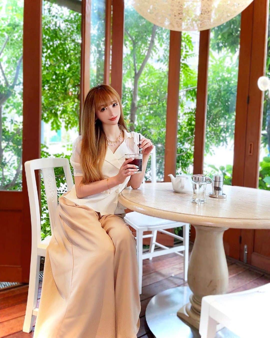 真優川咲さんのインスタグラム写真 - (真優川咲Instagram)「#🌳#☕️#👗 ✨✨ #らんちっち~🍽☕💚️🧡  #マツエク 綺麗にしてもらってるんるんです🥰 【 @aries_ebisu 】担当：土井さん✨ 🧡ありがとうございました👁🧡 . . #梅雨入り して😢 #髪 綺麗にセットしても 秒で#ボハボハ なるのは萎えるけど..笑笑 #テラス で気分転換できました🌳🤗🧡🎵  ちな、 #コーデ は 【 @royalparty_official 】の #シースルー#パフスリ が可愛い #新作#トップス に #フレアワイドパンツ を合わせてみたよ😘 いつもと雰囲気変わって#お気に入り 🎵  このトップス✨スカートにあわせたり 何にでも合わせやすいデザインだから この夏大活躍しそうな予感です⭐️😎 #ロイパ #royalparty #happy #Love #咲コーデ💋」5月19日 23時11分 - saki_411