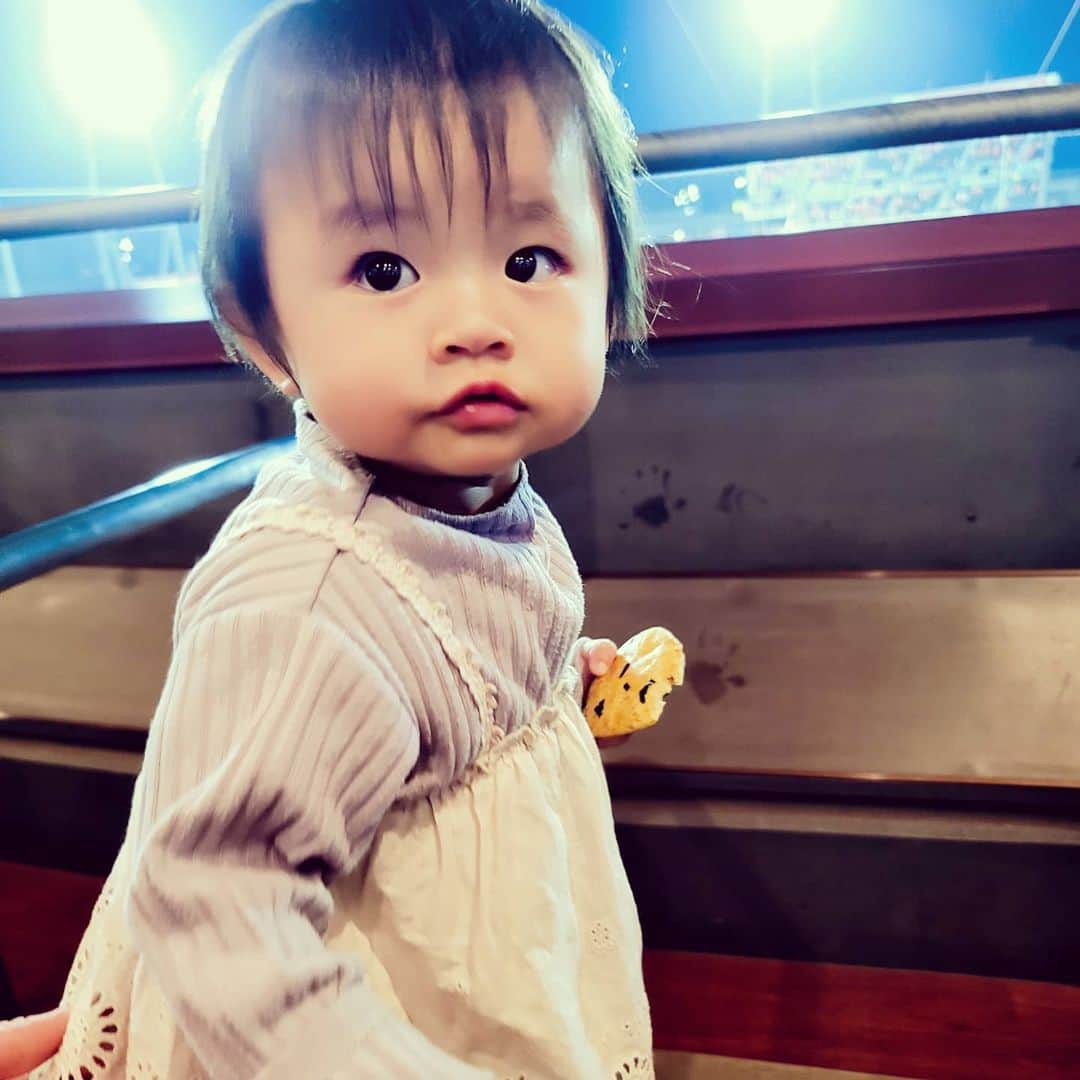 堀田奈津水のインスタグラム：「もうすぐ一歳👧 お兄ちゃんと比べると成長がはやくて、もうトコトコ歩いてます👧  #食に貪欲 #毎日よく食べる #お兄ちゃんに食欲分けてあげて」