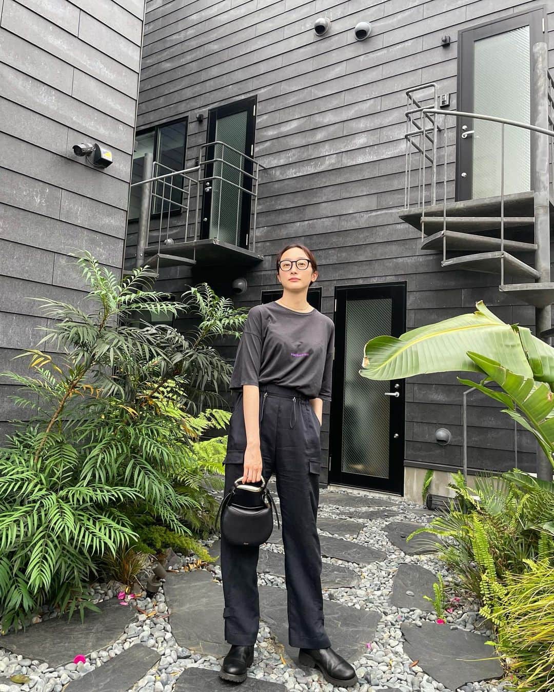 泉見祐希のインスタグラム：「. 「自分に呪いをかけないで。そんな恐ろしい呪いからは、さっさと逃げてしまいなさい。」 ドラマ逃げ恥でのだいすきなセリフ。 . 年齢や性別でもそうだし、 色んな こうあるべき みたいな考えに、 とらわれず、自由に生きていこう。 そんなメッセージだと私は受け取ったのだけれど、ハッとさせられてとても響いて大事にしてる言葉。 自分に素敵な魔法をかけていこう！🪄💖 今日はその逃げ恥からとびきりハッピーニュースが飛び込んできたので、勝手に祝酒しました🍻🥰笑 いや〜、めでたい！ . 👖 @lallia_mu 🖤🖤」