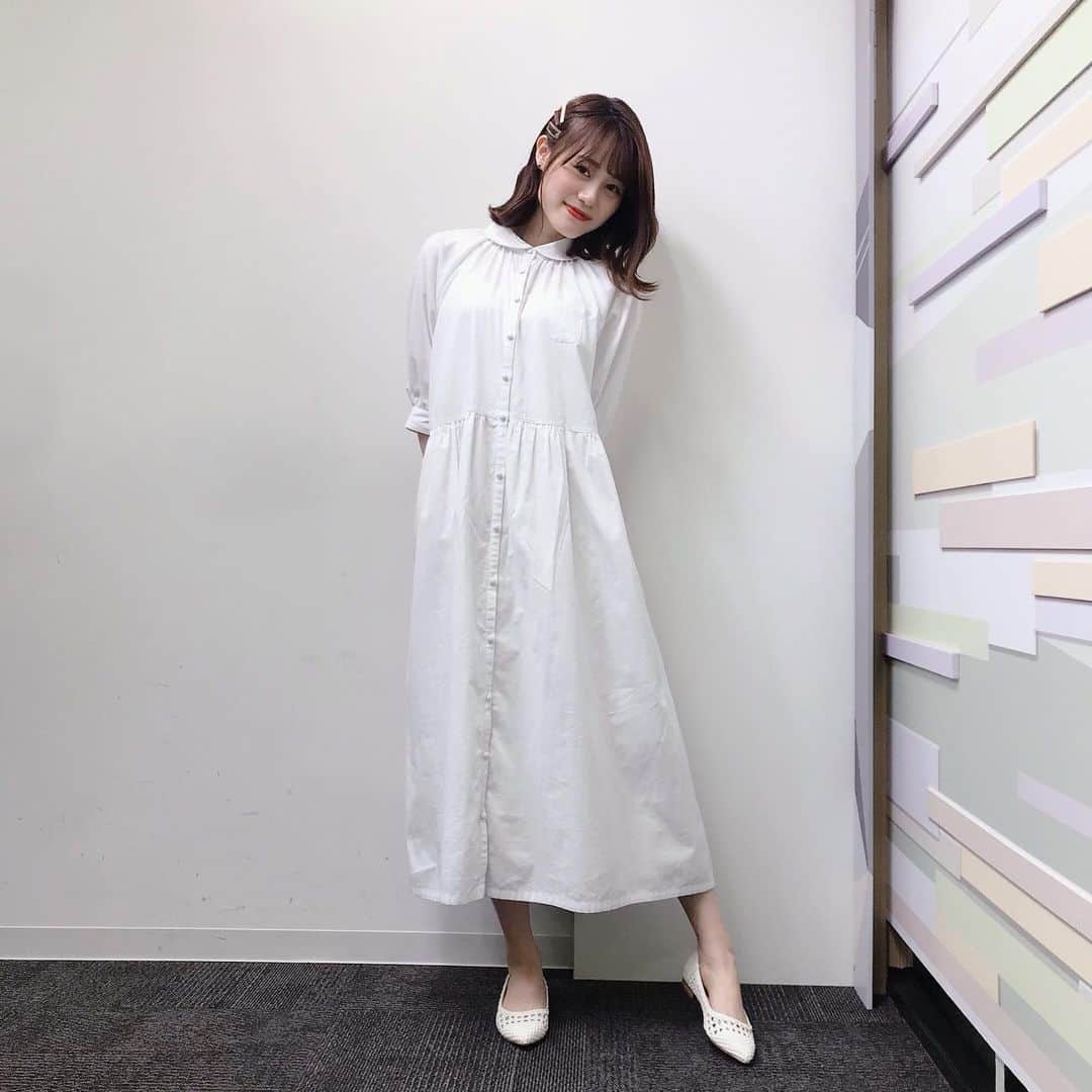 伊藤美来さんのインスタグラム写真 - (伊藤美来Instagram)「スタイリストのナミキです！  今日のみくLINE の衣装は真っ白なごはん色のワンピースでした。  小さめな丸襟とポケットがかわいい💕  無事に汚すことなくTKGを完食してくれてありがとう。笑  #みくline #みっく衣装   By @akinamiki_stylist」5月19日 23時21分 - itomiku_official