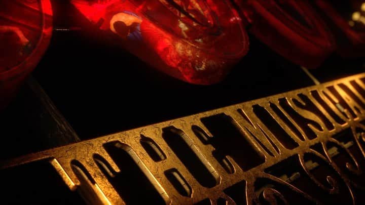 アーロン・トヴェイトのインスタグラム：「@moulinrougebway is back! September 24th!  Tickets on sale now  Link in bio」
