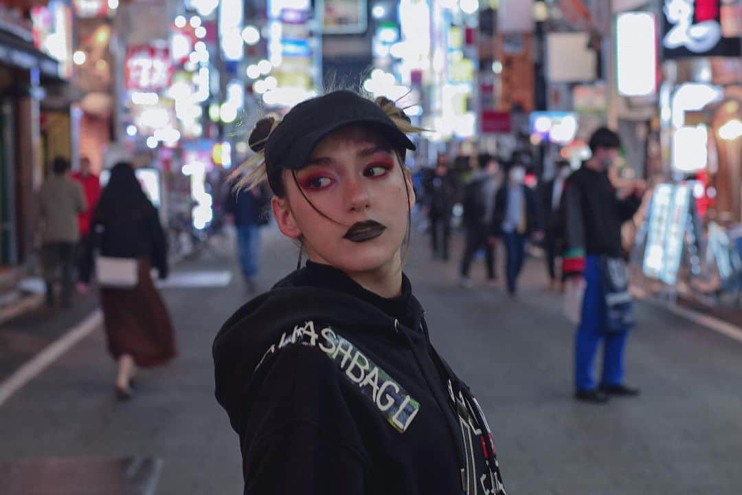 にちゃぴんのインスタグラム：「Rainy season is coming and my dark side with it  #tokyo #streetfashion #nightlights」