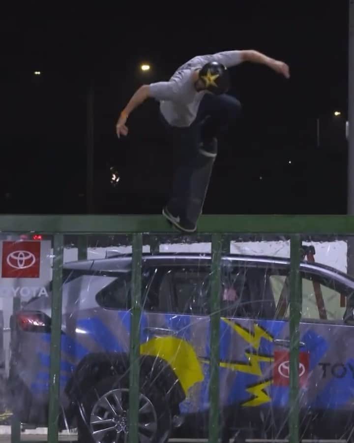 トリスタン・レニーのインスタグラム：「Trying to get things figured out in between rain delays🌧🎥: @peacocksk8 #skateboarding #rockstarenergy #rockstarskate #tacodudes #bloodwizard  #sessionsmfg #boneswheels #usaskateboarding」