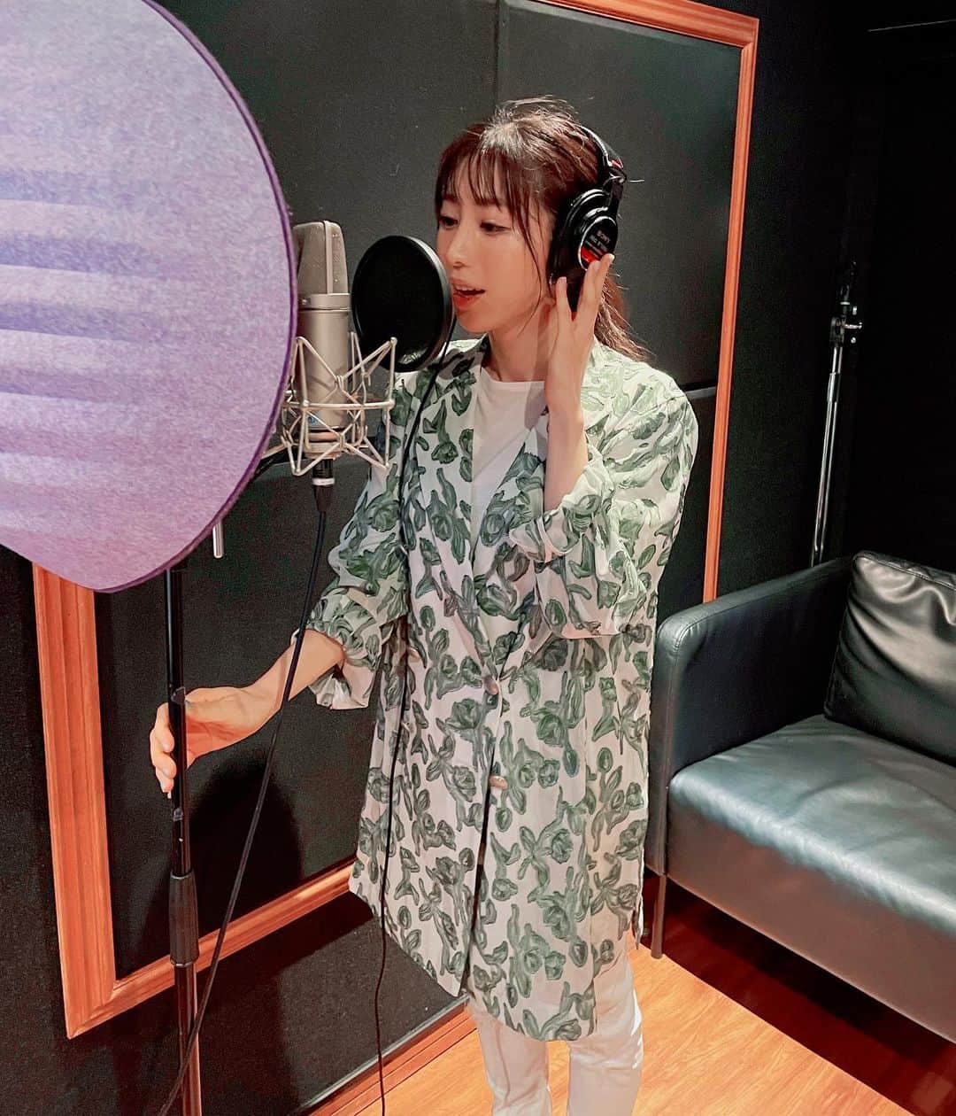 名越涼子さんのインスタグラム写真 - (名越涼子Instagram)「ふんふんふふーん♫ ふんふんふふーん♫ 人生3回目のレコーディング😎  テレビ愛知時代の幻の曲😳 「ステラバイスターライト」と 愛知銀行のCMソング。 そして今回。 まさかまさかで、久々の挑戦....🔥  新しい現場の 新しい空気、 心地よい緊張感と、 力みすぎずにぶつかる全力感と。  初めてレコーディングした時は 空気にのまれそうになる自分と必死に闘っていたなぁ。 いい意味での鈍感力と 余計な感情をとっぱらえる集中力がとても大事。  全集中。歌の呼吸。 否、音の呼吸。 派手にいこうぜ！  やればやるほど課題が見つかるけど それ以上にやりたいことが溢れていく😳  くぅ〜  一一一一一一一一一一一 #レコーディング#🎙 #歌#song#singasong #recordingstudio #音柱#宇髄天元#鬼滅の刃 #music#音楽」5月20日 0時17分 - nagoshi_ryo