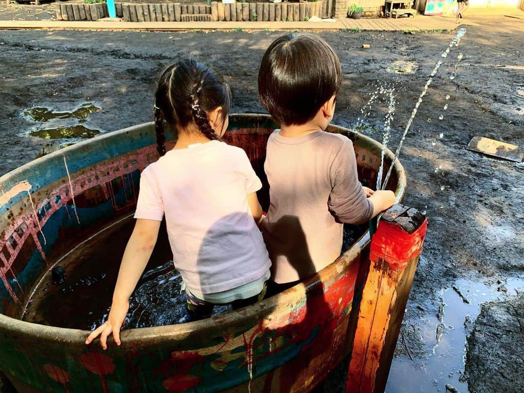 安田美沙子さんのインスタグラム写真 - (安田美沙子Instagram)「少し前に、どっろだらけになりに行きました✨ びしょびしょに水をかぶって、ダンゴムシ捕まえたりして🤍 そうすると、最高の笑顔に出逢えました☺️自然の中に、おもちゃや、学ぶこと、沢山あるね❤️  またいこーう🐜  #boy  #4yearsold  #nature #smile #happy #park #playpark」5月20日 10時01分 - yasuda_misako