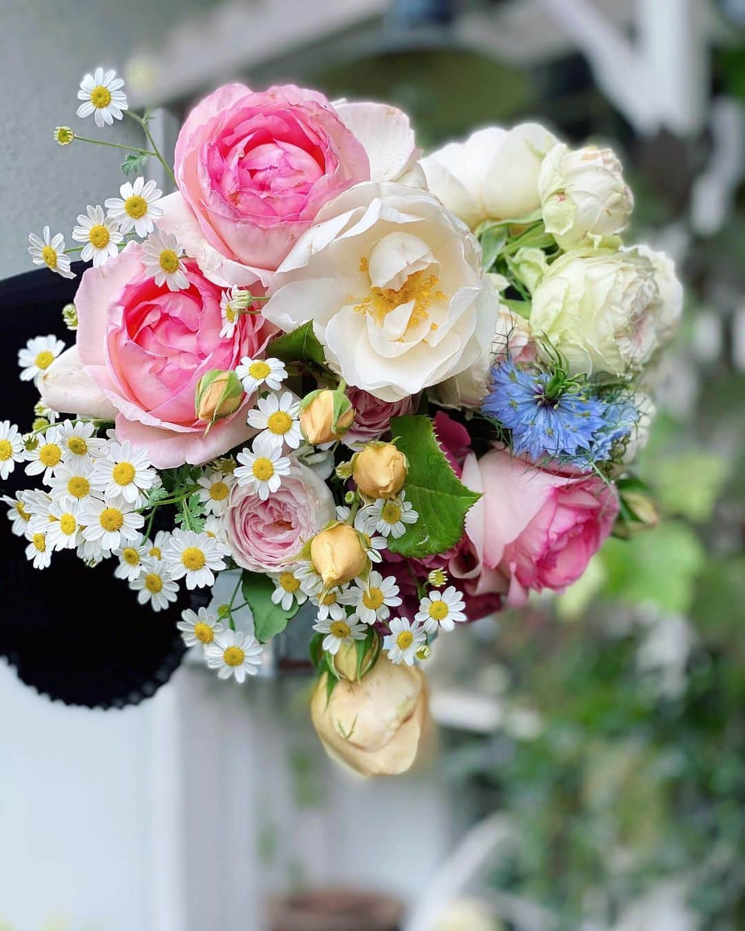 内山理名さんのインスタグラム写真 - (内山理名Instagram)「🦋🎠🌼  庭から可愛いお花を摘んでブーケ作ってもらいました。  蜂蜜やレモングラスのような香りもするバラから香るブーケ。幸せな気持ちになる。  ᴴᵃᵛᵉ ᵃ ᵇᵉᵃᵘᵗᶦᶠᵘˡ ᵈᵃʸ..  #mothersgarden  #rosebouquet  #母の庭」5月20日 10時03分 - rinauchiyama_official