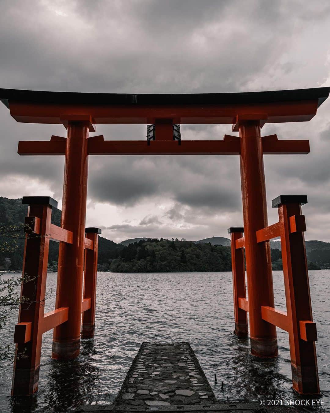 SHOCK EYEさんのインスタグラム写真 - (SHOCK EYEInstagram)「タイトル「予感」。  Title “premonition”  ベタだけど一度撮ってみたかった構図😊✨ どうかな？ 曇天の空に朱色の鳥居が神々しい。  The red torii is divine in the cloudy sky. A dragon is about to appear🐉  #箱根神社 #平和の鳥居 #hakoneshrine #torii #toriigate #gfx100s #fujifilm」5月20日 10時54分 - shockeye_official