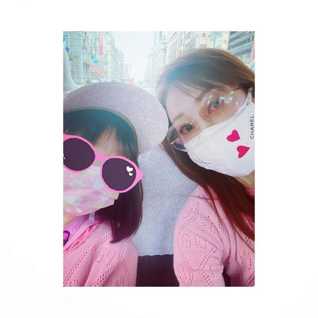 神田うのさんのインスタグラム写真 - (神田うのInstagram)「娘💕とデパート🏬 コロナ禍だからスキスキです。 最後はデパ地下で色々物色お買い物🤣  @gucci のお揃いT-shirtとカーディガンはバースデーギフトで贈って頂いた物です🎁🎁☺️ @yoshinomama & Shizueさん💕ありがとうございました❤️  #デパート#お買い物#デパート大好き#デパ地下大好き#銀座三越#銀座三越デパ地下#三越銀座#娘とデパート#娘とデパ地下#神田うの#unokanda」5月20日 11時13分 - unokandaofficial