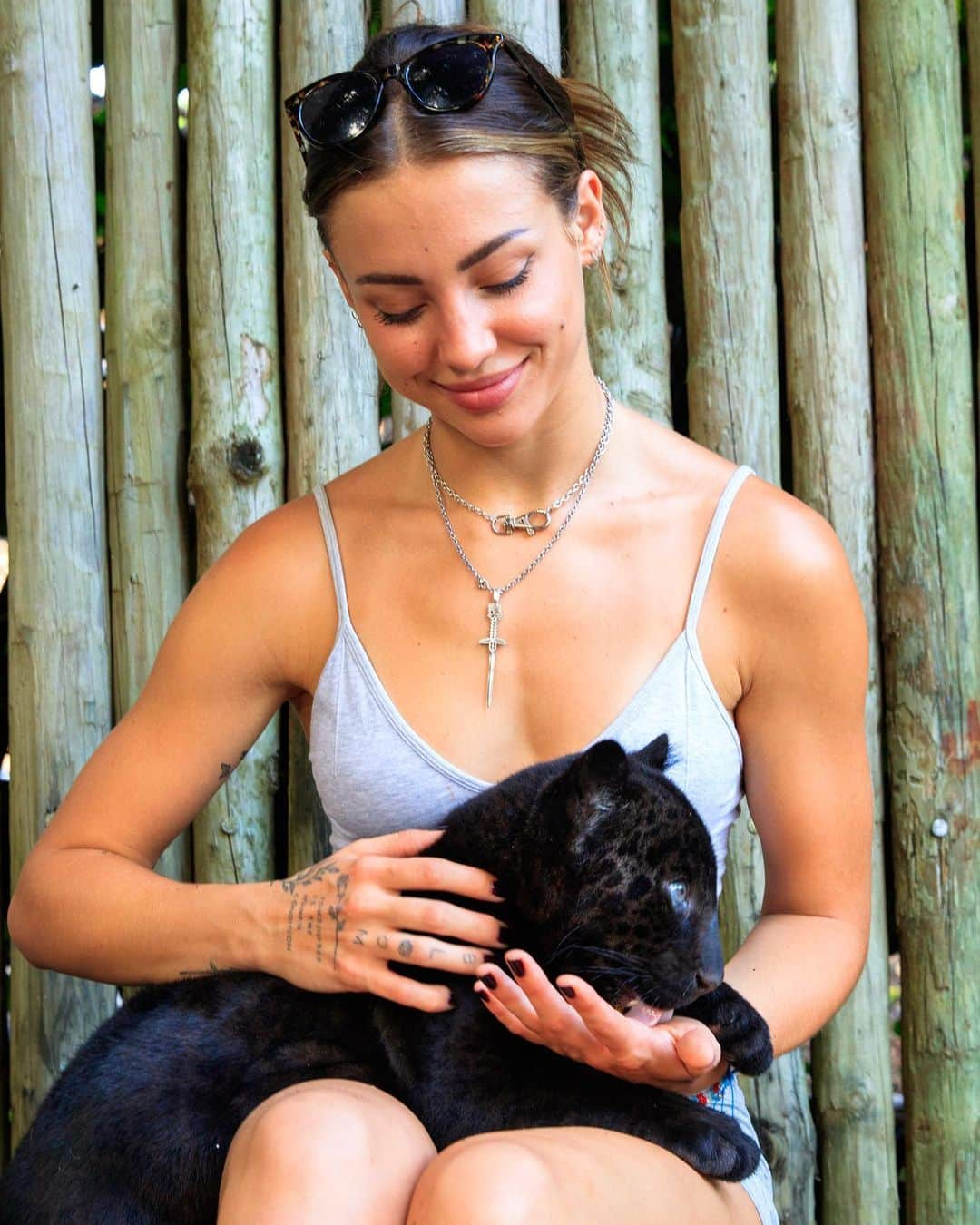 チャーリー・ジョーダンさんのインスタグラム写真 - (チャーリー・ジョーダンInstagram)「Swipe to see a baby sloth ~> and more fuzzy friends✨  SO cool finally meeting up w @jacobfeder_ ! I love when people are really passionate about what they do, seeing all the animals that he takes care of on a daily basis was incredible and how much he knew about all of them/ how much they loved him. Also...NEW YOUTUBE VIDEO UP NOW!  Wearing @alo」5月20日 2時23分 - charlyjordan