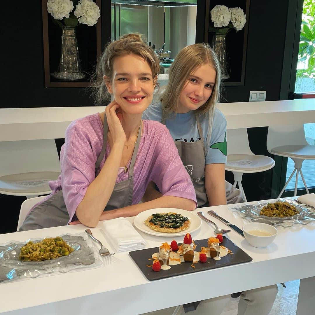 ナタリア・ヴォディアノヴァのインスタグラム：「Cooking is so much fun, especially together @neva_portman 🥰🙏 go on stories to see how we cooked vegan carrot cake with cashew cream icing, veggie paella that was delicious but the most interesting discovery was mochi pizza 🤤 mochi is the base out of fermented rice that is sold in cubes which you cut and melt on the pan. it’s soft in the middle and crunchy on the outside and healthier than traditional pizza base and honestly tastes great 🍕👏🏼❤️ thank you @shawellness for dream mother daughter experience 🥰🥰🥰🙏 #myshaexperience」