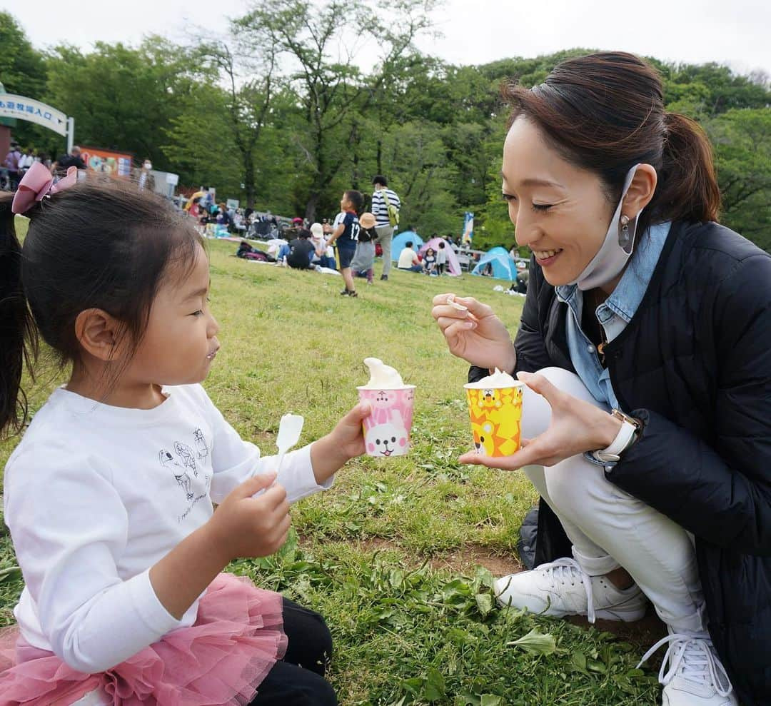 城咲あいのインスタグラム：「《こどもの国》  牧場で食べたソフトクリーム🍦が美味しかった😆✨  ①ソフトクリームで乾杯🍦  ②アイス大好きむーさん。無心になって食べてました🤣  ③こどもの国の中で皆が持ってた、風船？みたいなやつ。むーさんが欲しがって欲しがって😓  持ってた人に、「どこで売ってますか？」って聞いて買いました。  雨の日にスーパーの入り口に置いてある傘袋の長いバージョンって感じで。家に着く頃には穴空いてました😂 まぁ、現地では大はしゃぎで遊んでたので、いいか😊  #こどもの国#ソフトクリーム#牧場#5月でも #ダウン着てる #ママ#また行きたいなぁ #城咲あい#夢生#むう#3歳#女の子ママ#子育てママ#ワーママ#親バカ部」