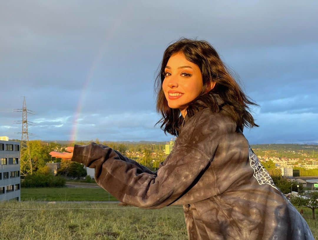 バレンティナ・アコスタ・ギラルドさんのインスタグラム写真 - (バレンティナ・アコスタ・ギラルドInstagram)「Hi, I like it here.  There are cows, Alps, cold weather, and a rainbow.  Some cows stared at me... 🐮👁👄👁 . . . . #switzerland」5月20日 4時35分 - vofvadi